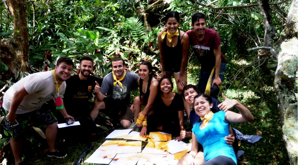 Un grupo de estudiante invitando a participar del Programa de Liderazgo de la UCR